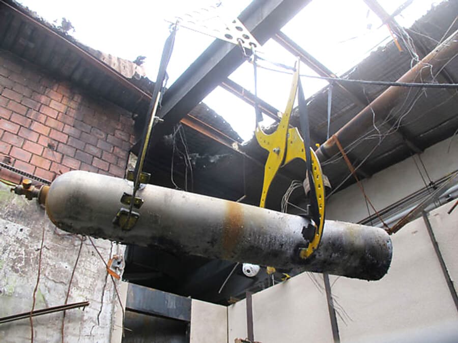 Controlled lifting by crane